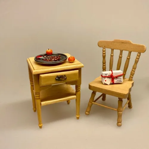 Miniature Tin fad nødder og nøddeknækker, hasselnødder, nødder, knas, juleknas, julepynt, miniature, julemad, miniaturer, dukkehusting, dukkehustilbehør, tilbehør til, dukkehuset, nissedør, nissebo, nissehus, sætterkasseting, sætterkasse, sættekasseting, sættekasse, nisserne, mini, 1:12, lundby, biti, ribe, morgennisser, frigast