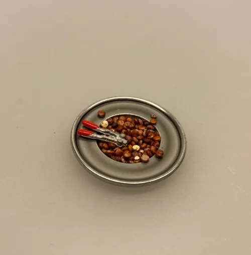 Miniature Tin fad nødder og nøddeknækker, hasselnødder, nødder, knas, juleknas, julepynt, miniature, julemad, miniaturer, dukkehusting, dukkehustilbehør, tilbehør til, dukkehuset, nissedør, nissebo, nissehus, sætterkasseting, sætterkasse, sættekasseting, sættekasse, nisserne, mini, 1:12, lundby, biti, ribe, morgennisser, frigast