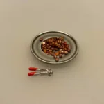 Miniature Tin fad nødder og nøddeknækker, hasselnødder, nødder, knas, juleknas, julepynt, miniature, julemad, miniaturer, dukkehusting, dukkehustilbehør, tilbehør til, dukkehuset, nissedør, nissebo, nissehus, sætterkasseting, sætterkasse, sættekasseting, sættekasse, nisserne, mini, 1:12, lundby, biti, ribe, morgennisser, frigast