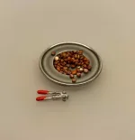 Miniature Tin fad nødder og nøddeknækker, hasselnødder, nødder, knas, juleknas, julepynt, miniature, julemad, miniaturer, dukkehusting, dukkehustilbehør, tilbehør til, dukkehuset, nissedør, nissebo, nissehus, sætterkasseting, sætterkasse, sættekasseting, sættekasse, nisserne, mini, 1:12, lundby, biti, ribe, morgennisser, frigast