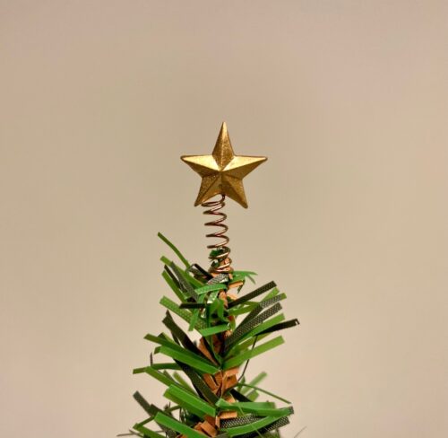 Miniature Topstjerne til juletræ guld, topstjerne, stjerne, toppen af træet, juletræet, mini juletræ, Miniature julepynt æske med julekugler, julepynt, glaskugler, æske, æske med julekugler, æske med glaskugler, glaskugler, dukkehus, dukkehusting, ting til, dukkehuset, miniaturer, nisserne, nissedør, nissebo, nissehus, julepynt, snelandskab, pynt, sætterkasse, sættekasseting, sætterkasseting, nisseting, nissetilbehør, biti, ribe