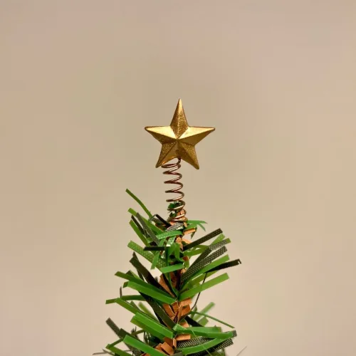 Miniature Topstjerne til juletræ guld, topstjerne, stjerne, toppen af træet, juletræet, mini juletræ, Miniature julepynt æske med julekugler, julepynt, glaskugler, æske, æske med julekugler, æske med glaskugler, glaskugler, dukkehus, dukkehusting, ting til, dukkehuset, miniaturer, nisserne, nissedør, nissebo, nissehus, julepynt, snelandskab, pynt, sætterkasse, sættekasseting, sætterkasseting, nisseting, nissetilbehør, biti, ribe