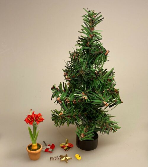 Miniature Topstjerne til juletræ guld, topstjerne, stjerne, toppen af træet, juletræet, mini juletræ, Miniature julepynt æske med julekugler, julepynt, glaskugler, æske, æske med julekugler, æske med glaskugler, glaskugler, dukkehus, dukkehusting, ting til, dukkehuset, miniaturer, nisserne, nissedør, nissebo, nissehus, julepynt, snelandskab, pynt, sætterkasse, sættekasseting, sætterkasseting, nisseting, nissetilbehør, biti, ribe