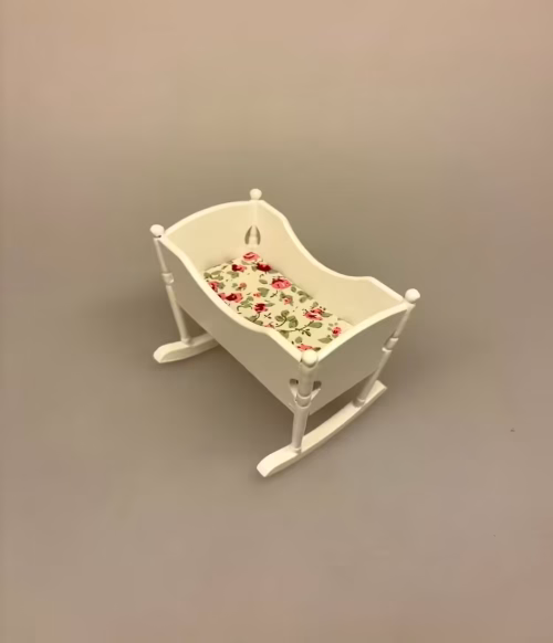 Miniature Vugge Hvid, barneseng, børneseng, spædbarn, nyfødt, dukkeseng, dukkehus, dukkehusmøbler, børneværelse, 1:12, miniaturer, babyseng, sjov, gave, symbolsk, barnedåb, dåbsgave, barselsgave, nissehus, nissebo, nissetilbehør, nisseting, ting, til, dukkestue, mini, biti, ribe, 2959, hvid