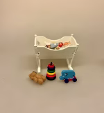 Miniature Dukke Lise, Miniature Vugge Hvid, barneseng, børneseng, spædbarn, nyfødt, dukkeseng, dukkehus, dukkehusmøbler, børneværelse, 1:12, miniaturer, babyseng, sjov, gave, symbolsk, barnedåb, dåbsgave, barselsgave, nissehus, nissebo, nissetilbehør, nisseting, ting, til, dukkestue, mini, biti, ribe, 2959, hvid
