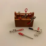 Miniature Værktøjskasse , håndværker, handyman, sangskjuler, symbolsk, gave, svendebrev, færdig, håndværker, julemandens værksted, nissebo, nisseværksted, gaver, nissedør, nissehus, værksted, miniaturer, hammer, knibtang, rørtang, svensknøgle, skruetrækker, biti, ribe, dukkehus, dukkehusting, dukkehustilbehør, biti