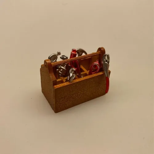 Miniature Værktøjskasse , håndværker, handyman, sangskjuler, symbolsk, gave, svendebrev, færdig, håndværker, julemandens værksted, nissebo, nisseværksted, gaver, nissedør, nissehus, værksted, miniaturer, hammer, knibtang, rørtang, svensknøgle, skruetrækker, biti, ribe, dukkehus, dukkehusting, dukkehustilbehør, biti, nisseting, nissetilbehør, sjov, symbolsk, gave, gavekort
