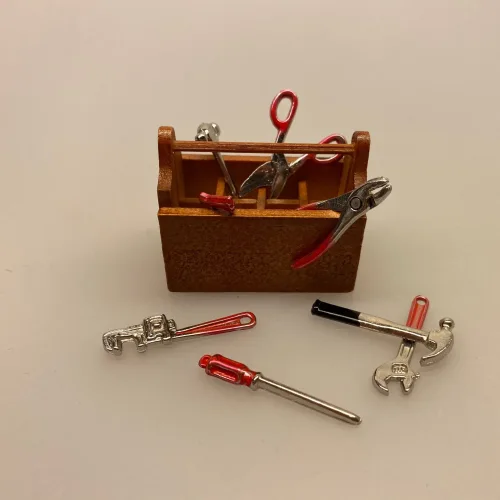 Miniature Værktøjskasse , håndværker, handyman, sangskjuler, symbolsk, gave, svendebrev, færdig, håndværker, julemandens værksted, nissebo, nisseværksted, gaver, nissedør, nissehus, værksted, miniaturer, hammer, knibtang, rørtang, svensknøgle, skruetrækker, biti, ribe, dukkehus, dukkehusting, dukkehustilbehør, biti