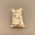 Miniature lærreds Sæk, sæk, sække, købmand, købmandsbutik, købmandsvarer, høker, spækhøker, nisseting, nissetilbehør, kaffesæk, kaffe, kartofler, sukker, mel, salt, gødning, have, nissemad, nissebo, nissedør, nissehus, nissetilbehør, dukkehus, dukkehusmad, dukkehusting, dukkehustilbehør, legemad, biti, ribe, 1:12,