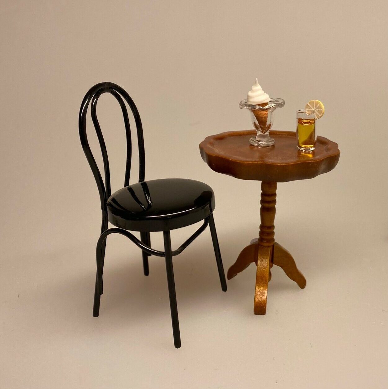 Miniature vaffel med Softice, isvaffel, vaffelis, softice, is, dukkehus, dukkehusting, dukkehusmad, legemad, miniature, miniaturer, nissedør, nisseting, nissetilbehør, ting til, tilbehør, nisser, dukkehus, biti, ribe, sætterkasse, sættekasse, sætterkasseting,