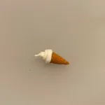 Miniature vaffel med Softice, isvaffel, vaffelis, vaffelis, softice, is, dukkehus, dukkehusting, dukkehusmad, legemad, miniature, miniaturer, nissedør, nisseting, nissetilbehør, ting til, tilbehør, nisser, dukkehus, biti, ribe, sætterkasse, sættekasse, sætterkasseting,