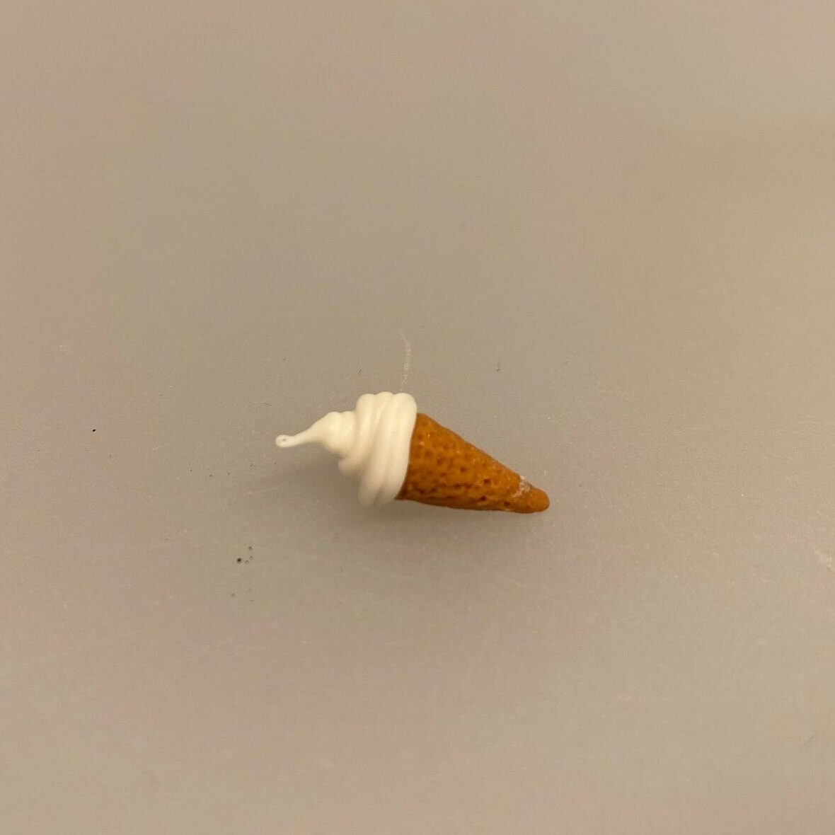 Miniature vaffel med Softice, isvaffel, vaffelis, vaffelis, softice, is, dukkehus, dukkehusting, dukkehusmad, legemad, miniature, miniaturer, nissedør, nisseting, nissetilbehør, ting til, tilbehør, nisser, dukkehus, biti, ribe, sætterkasse, sættekasse, sætterkasseting,