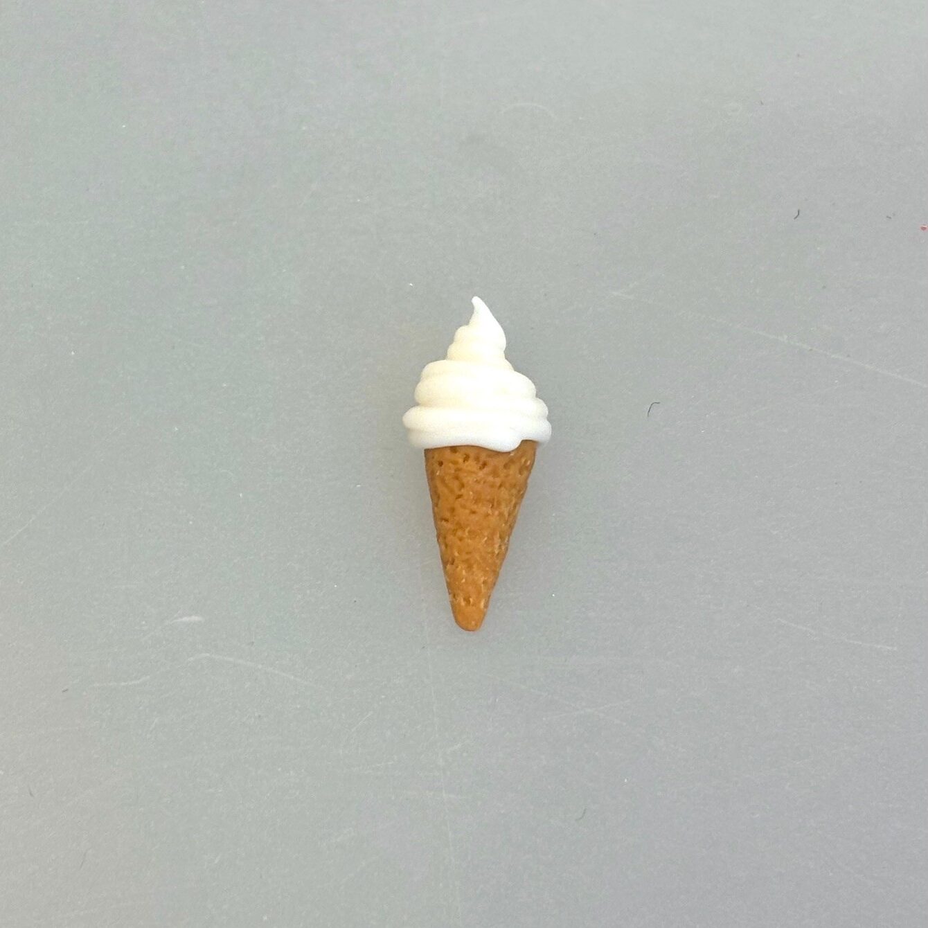 Miniature vaffel med Softice, isvaffel, vaffelis, vaffelis, softice, is, dukkehus, dukkehusting, dukkehusmad, legemad, miniature, miniaturer, nissedør, nisseting, nissetilbehør, ting til, tilbehør, nisser, dukkehus, biti, ribe, sætterkasse, sættekasse, sætterkasseting,