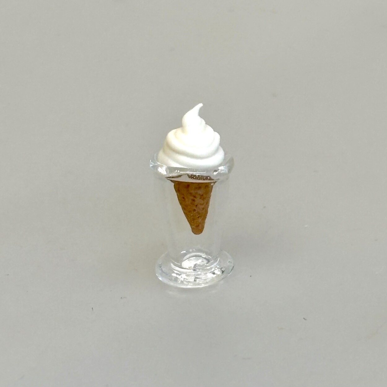 Miniature vaffel med Softice, isvaffel, vaffelis, vaffelis, softice, is, dukkehus, dukkehusting, dukkehusmad, legemad, miniature, miniaturer, nissedør, nisseting, nissetilbehør, ting til, tilbehør, nisser, dukkehus, biti, ribe, sætterkasse, sættekasse, sætterkasseting,