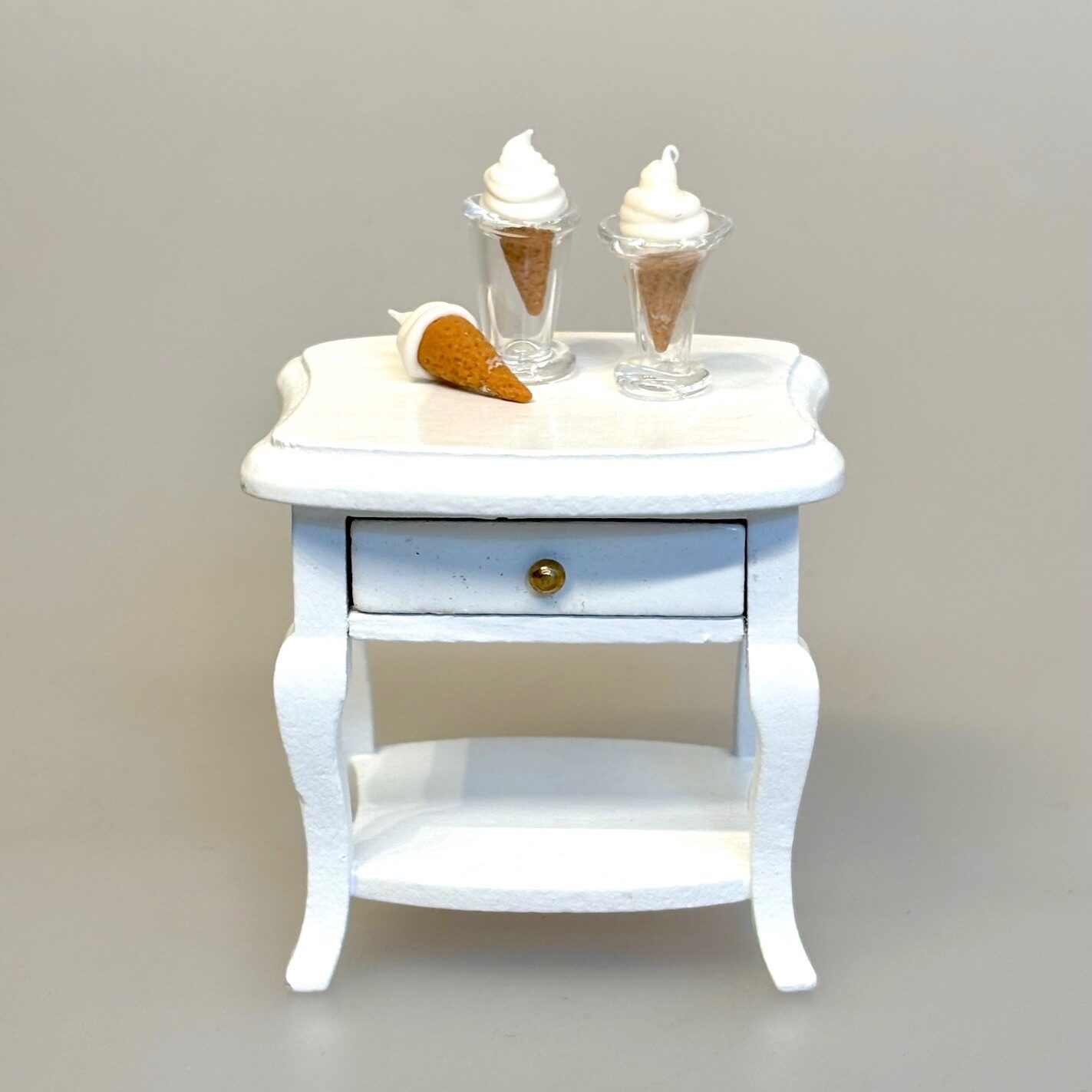 Miniature vaffel med Softice, isvaffel, vaffelis, vaffelis, softice, is, dukkehus, dukkehusting, dukkehusmad, legemad, miniature, miniaturer, nissedør, nisseting, nissetilbehør, ting til, tilbehør, nisser, dukkehus, biti, ribe, sætterkasse, sættekasse, sætterkasseting,