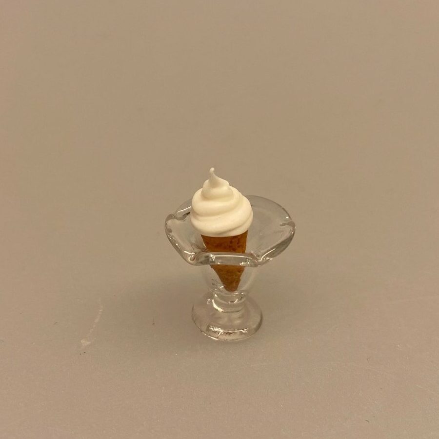 Miniature vaffel med Softice, isvaffel, vaffelis, softice, is, dukkehus, dukkehusting, dukkehusmad, legemad, miniature, miniaturer, nissedør, nisseting, nissetilbehør, ting til, tilbehør, nisser, dukkehus, biti, ribe, sætterkasse, sættekasse, sætterkasseting,