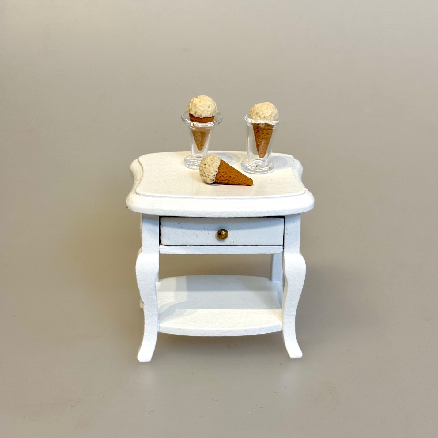 Miniature vaffel med Vaniljeis, isvaffel, guldhorn, 7480, vaffelis, softice, is, dukkehus, dukkehusting, dukkehusmad, legemad, miniature, miniaturer, nissedør, nisseting, nissetilbehør, ting til, tilbehør, nisser, dukkehus, biti, ribe, sætterkasse, sættekasse, sætterkasseting,