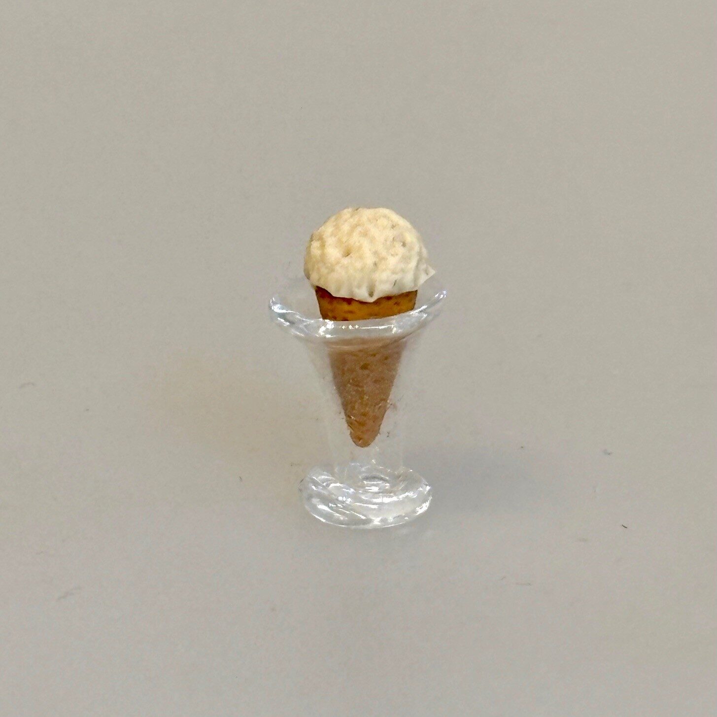 Miniature vaffel med Vaniljeis, isvaffel, guldhorn, 7480, vaffelis, softice, is, dukkehus, dukkehusting, dukkehusmad, legemad, miniature, miniaturer, nissedør, nisseting, nissetilbehør, ting til, tilbehør, nisser, dukkehus, biti, ribe, sætterkasse, sættekasse, sætterkasseting,