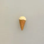 Miniature vaffel med Vaniljeis, isvaffel, guldhorn, 7480, vaffelis, softice, is, dukkehus, dukkehusting, dukkehusmad, legemad, miniature, miniaturer, nissedør, nisseting, nissetilbehør, ting til, tilbehør, nisser, dukkehus, biti, ribe, sætterkasse, sættekasse, sætterkasseting,