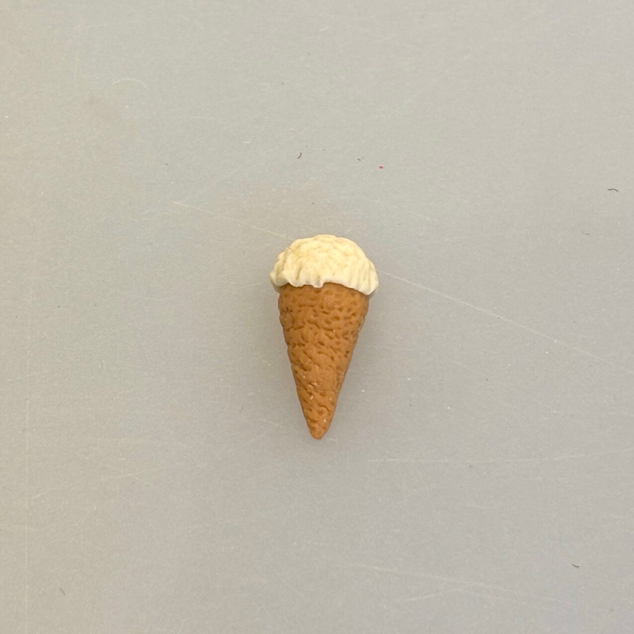 Miniature vaffel med Vaniljeis, isvaffel, guldhorn, 7480, vaffelis, softice, is, dukkehus, dukkehusting, dukkehusmad, legemad, miniature, miniaturer, nissedør, nisseting, nissetilbehør, ting til, tilbehør, nisser, dukkehus, biti, ribe, sætterkasse, sættekasse, sætterkasseting,