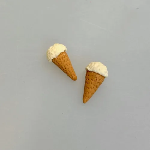 Miniature vaffel med Vaniljeis, isvaffel, guldhorn, 7480, vaffelis, softice, is, dukkehus, dukkehusting, dukkehusmad, legemad, miniature, miniaturer, nissedør, nisseting, nissetilbehør, ting til, tilbehør, nisser, dukkehus, biti, ribe, sætterkasse, sættekasse, sætterkasseting,