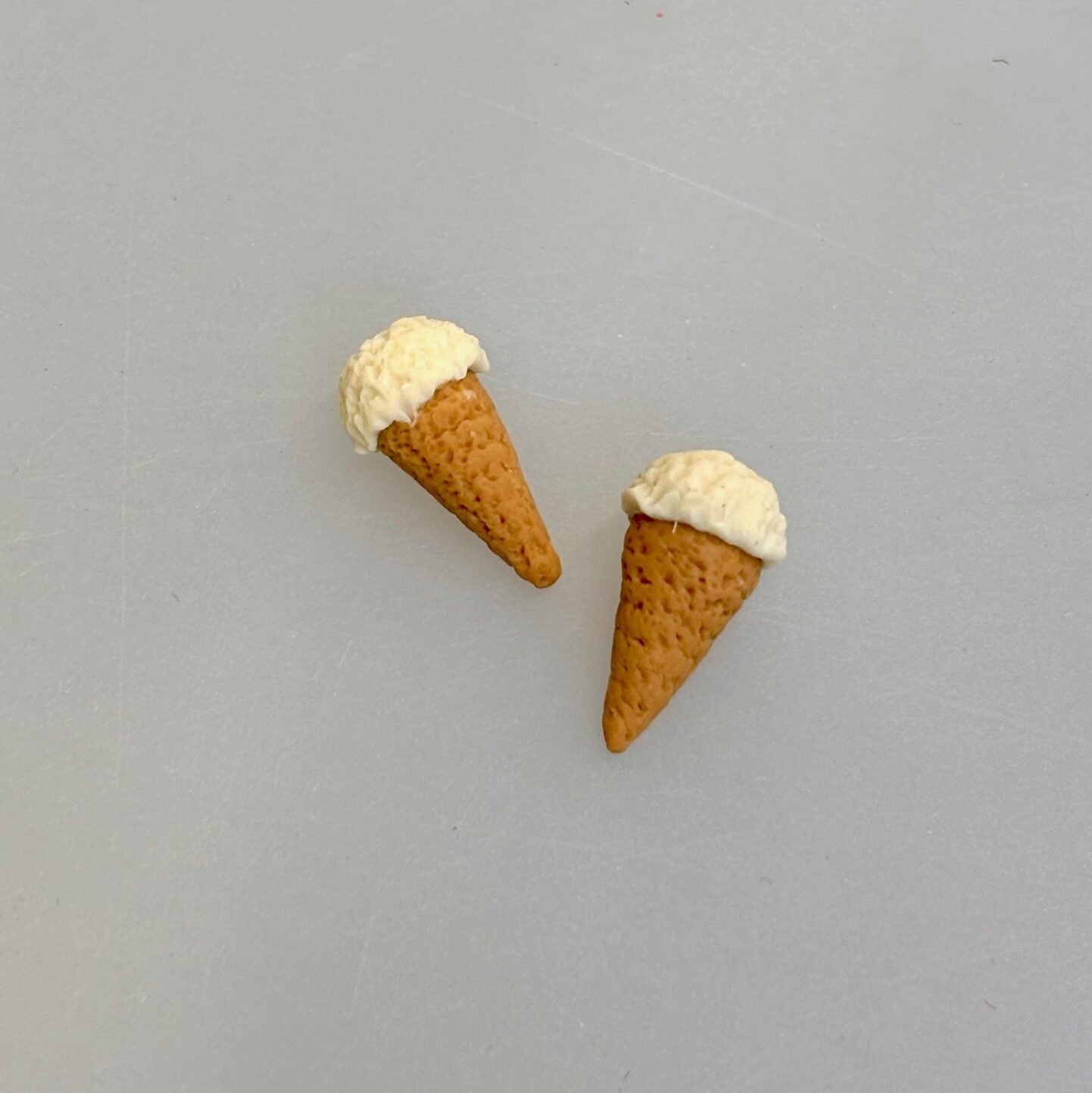Miniature vaffel med Vaniljeis, isvaffel, guldhorn, 7480, vaffelis, softice, is, dukkehus, dukkehusting, dukkehusmad, legemad, miniature, miniaturer, nissedør, nisseting, nissetilbehør, ting til, tilbehør, nisser, dukkehus, biti, ribe, sætterkasse, sættekasse, sætterkasseting,