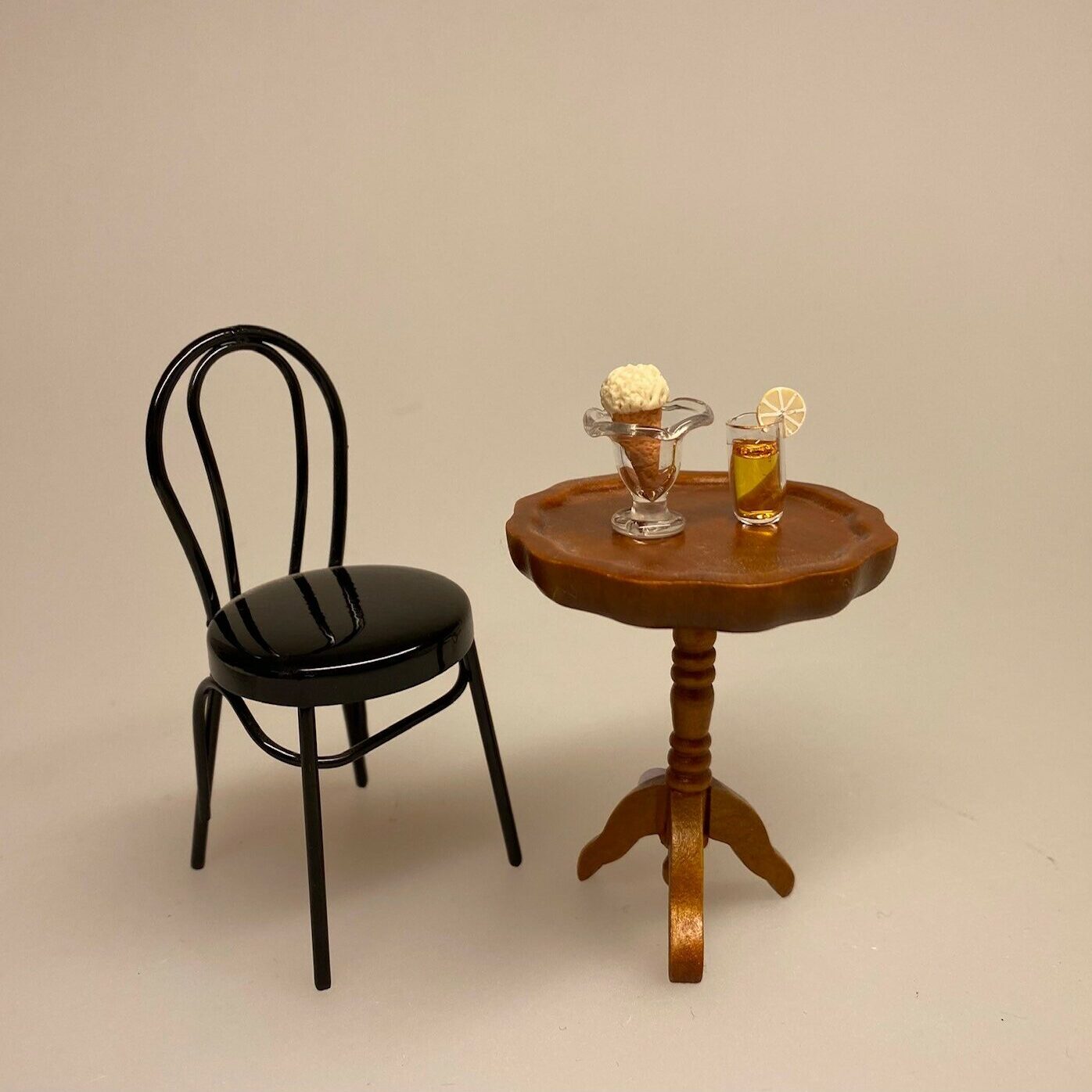 Miniature vaffel med Vaniljeis, Miniature vaffel med Softice, isvaffel, vaffelis, softice, is, dukkehus, dukkehusting, dukkehusmad, legemad, miniature, miniaturer, nissedør, nisseting, nissetilbehør, ting til, tilbehør, nisser, dukkehus, biti, ribe, sætterkasse, sættekasse, sætterkasseting,