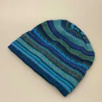 Alpaka Hue - Rayas Blå Grøn, alpakka, alpaca, alpacauld, strikhue, hue, hat, strikhat, strikket, fintstrikket,elgant, flot, tynd, varm, lun, let, smart, sporty, dame, til damer, gaveide, gave, vinterhue, overgangshue, assesseries, tilbehør, vinter, julegaveide, eksklusiv, biti, ribe, blågrønne farver, turkis, friske farver