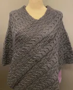 Aran Poncho i Merinould - Antrazit, B 403, fv. 070, grå, sort, mørkegrå, blød, cape, poncho, sjælevarmer, gaveide, smart, coll, lun, fryser, varm, blød, kradser ikke, praktisk, julegave, vinter, sjal, tørklæde, strikket, aranstrik, kabelmønster, kabelstrik, aranstrik, irsk, biti, ribe