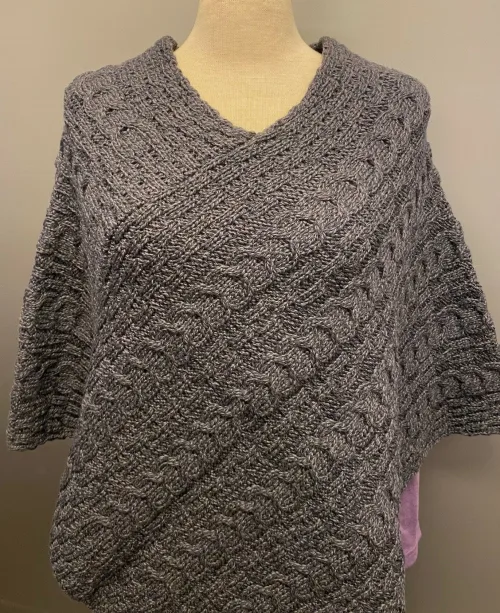 Aran Poncho i Merinould - Antrazit, B 403, fv. 070, grå, sort, mørkegrå, blød, cape, poncho, sjælevarmer, gaveide, smart, coll, lun, fryser, varm, blød, kradser ikke, praktisk, julegave, vinter, sjal, tørklæde, strikket, aranstrik, kabelmønster, kabelstrik, aranstrik, irsk, biti, ribe