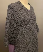 Aran Poncho i Merinould - Antrazit, B 403, fv. 070, grå, sort, mørkegrå, blød, cape, poncho, sjælevarmer, gaveide, smart, coll, lun, fryser, varm, blød, kradser ikke, praktisk, julegave, vinter, sjal, tørklæde, strikket, aranstrik, kabelmønster, kabelstrik, aranstrik, irsk, biti, ribe