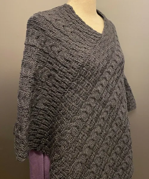Aran Poncho i Merinould - Antrazit, B 403, fv. 070, grå, sort, mørkegrå, blød, cape, poncho, sjælevarmer, gaveide, smart, coll, lun, fryser, varm, blød, kradser ikke, praktisk, julegave, vinter, sjal, tørklæde, strikket, aranstrik, kabelmønster, kabelstrik, aranstrik, irsk, biti, ribe