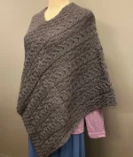Aran Poncho i Merinould - Antrazit, B 403, fv. 070, grå, sort, mørkegrå, blød, cape, poncho, sjælevarmer, gaveide, smart, coll, lun, fryser, varm, blød, kradser ikke, praktisk, julegave, vinter, sjal, tørklæde, strikket, aranstrik, kabelmønster, kabelstrik, aranstrik, irsk, biti, ribe