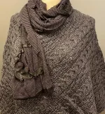 Aran Poncho i merinould - Antrazit, Aran Poncho i merinould - Koksgrå, cape, poncho, sjælevarmer, gaveide, smart, coll, lun, fryser, varm, blød, kradser ikke, praktisk, julegave, vinter, sjal, tørklæde, strikket, aranstrik, kabelmønster, kabelstrik, aranstrik, irsk, biti, ribe