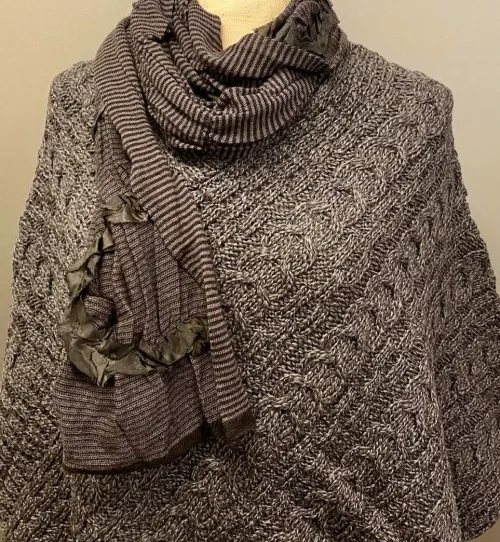 Aran Poncho i merinould - Antrazit, Aran Poncho i merinould - Koksgrå, cape, poncho, sjælevarmer, gaveide, smart, coll, lun, fryser, varm, blød, kradser ikke, praktisk, julegave, vinter, sjal, tørklæde, strikket, aranstrik, kabelmønster, kabelstrik, aranstrik, irsk, biti, ribe
