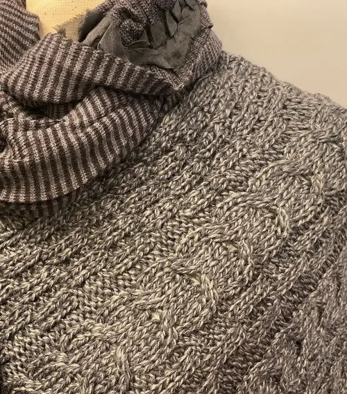 Aran Poncho i merinould - Antrazit, Aran Poncho i merinould - Koksgrå, cape, poncho, sjælevarmer, gaveide, smart, coll, lun, fryser, varm, blød, kradser ikke, praktisk, julegave, vinter, sjal, tørklæde, strikket, aranstrik, kabelmønster, kabelstrik, aranstrik, irsk, biti, ribe