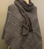 Aran Poncho i merinould - Antrazit, Aran Poncho i merinould - Koksgrå, cape, poncho, sjælevarmer, gaveide, smart, coll, lun, fryser, varm, blød, kradser ikke, praktisk, julegave, vinter, sjal, tørklæde, strikket, aranstrik, kabelmønster, kabelstrik, aranstrik, irsk, biti, ribe