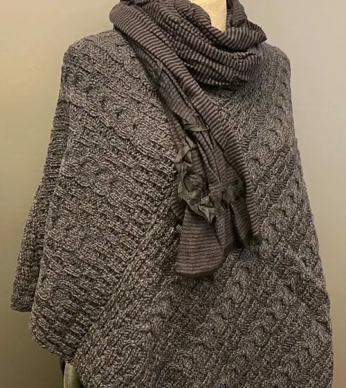 Aran Poncho i merinould - Antrazit, Aran Poncho i merinould - Koksgrå, cape, poncho, sjælevarmer, gaveide, smart, coll, lun, fryser, varm, blød, kradser ikke, praktisk, julegave, vinter, sjal, tørklæde, strikket, aranstrik, kabelmønster, kabelstrik, aranstrik, irsk, biti, ribe