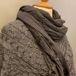 Aran Poncho i merinould - Antrazit, Aran Poncho i merinould - Koksgrå, cape, poncho, sjælevarmer, gaveide, smart, coll, lun, fryser, varm, blød, kradser ikke, praktisk, julegave, vinter, sjal, tørklæde, strikket, aranstrik, kabelmønster, kabelstrik, aranstrik, irsk, biti, ribe