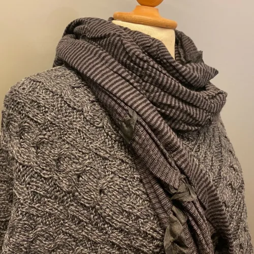 Aran Poncho i merinould - Antrazit, Aran Poncho i merinould - Koksgrå, cape, poncho, sjælevarmer, gaveide, smart, coll, lun, fryser, varm, blød, kradser ikke, praktisk, julegave, vinter, sjal, tørklæde, strikket, aranstrik, kabelmønster, kabelstrik, aranstrik, irsk, biti, ribe