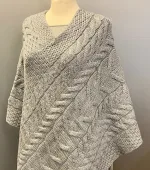 Aran Poncho i merinould - Lysegrå, poncho, cape, kappe, slag, stola, skuldervarmer, gaveide, ældre, smart, håndstrikket, blød, varm, tørklæde, over skuldrene, aran, irsk, kabelstrik, kabelstrikket, ung, unge, piger, kvinder, damer, julegave, ide, overtøj, fryser, lun, klædelig, praktisk, kørestol, holde varmen, aranstrik, biti, ribe, dansk, design, super, fin, praktisk, flyveren, indenfor, terrassen,