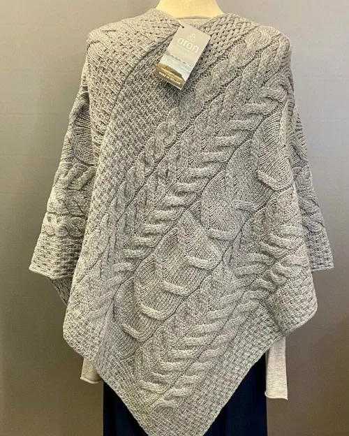 Aran Poncho i merinould - Lysegrå, poncho, cape, kappe, slag, stola, skuldervarmer, gaveide, ældre, smart, håndstrikket, blød, varm, tørklæde, over skuldrene, aran, irsk, kabelstrik, kabelstrikket, ung, unge, piger, kvinder, damer, julegave, ide, overtøj, fryser, lun, klædelig, praktisk, kørestol, holde varmen, aranstrik, biti, ribe, dansk, design, super, fin, praktisk, flyveren, indenfor, terrassen,
