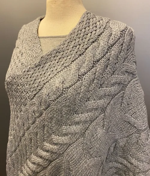 Aran Poncho i merinould - Lysegrå, poncho, cape, kappe, slag, stola, skuldervarmer, gaveide, ældre, smart, håndstrikket, blød, varm, tørklæde, over skuldrene, aran, irsk, kabelstrik, kabelstrikket, ung, unge, piger, kvinder, damer, julegave, ide, overtøj, fryser, lun, klædelig, praktisk, kørestol, holde varmen, aranstrik, biti, ribe, dansk, design, super, fin, praktisk, flyveren, indenfor, terrassen,