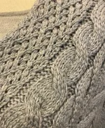Aran Poncho i merinould - Lysegrå, poncho, cape, kappe, slag, stola, skuldervarmer, gaveide, ældre, smart, håndstrikket, blød, varm, tørklæde, over skuldrene, aran, irsk, kabelstrik, kabelstrikket, ung, unge, piger, kvinder, damer, julegave, ide, overtøj, fryser, lun, klædelig, praktisk, kørestol, holde varmen, aranstrik, biti, ribe, dansk, design, super, fin, praktisk, flyveren, indenfor, terrassen,