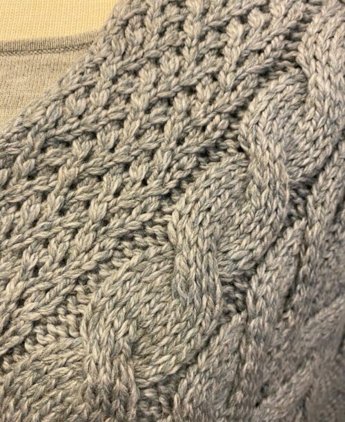 Aran Poncho i merinould - Lysegrå, poncho, cape, kappe, slag, stola, skuldervarmer, gaveide, ældre, smart, håndstrikket, blød, varm, tørklæde, over skuldrene, aran, irsk, kabelstrik, kabelstrikket, ung, unge, piger, kvinder, damer, julegave, ide, overtøj, fryser, lun, klædelig, praktisk, kørestol, holde varmen, aranstrik, biti, ribe, dansk, design, super, fin, praktisk, flyveren, indenfor, terrassen,
