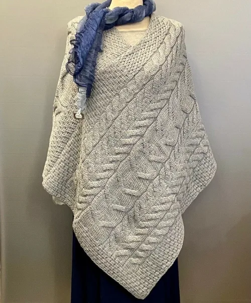Aran Poncho i merinould - Lysegrå, poncho, cape, kappe, slag, stola, skuldervarmer, gaveide, ældre, smart, håndstrikket, blød, varm, tørklæde, over skuldrene, aran, irsk, kabelstrik, kabelstrikket, ung, unge, piger, kvinder, damer, julegave, ide, overtøj, fryser, lun, klædelig, praktisk, kørestol, holde varmen, aranstrik, biti, ribe, dansk, design, super, fin, praktisk, flyveren, indenfor, terrassen,