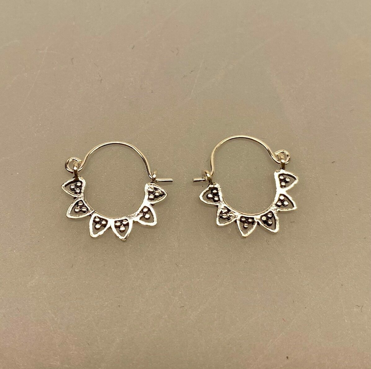 Creoler i sølv Ø 15 mm bøjle med fint mønster og takker