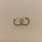 Creoler i sølv Ø 12 mm Kædemønster, Creoler i sølv Ø 12 mm Kædemønster, kæde, flettet, flettede, fletmønster, chain, ankermønster, ankerkæde, facet, Anker Facet, hoops, oxiderede, mørke, rhodinerede, creoler, creol, runde øreringe, runde ringe, specielle, moderne, sølv øreringe, sølv ringe, ægte sølv, sterling sølv, holdbare, billige, boho, bali, inn, cool, stacking, look, hippie, Biti, Ribe, danske brands, dansk design, Maanesten, Stine A, Susanne Friis Bjørner, Enamel,