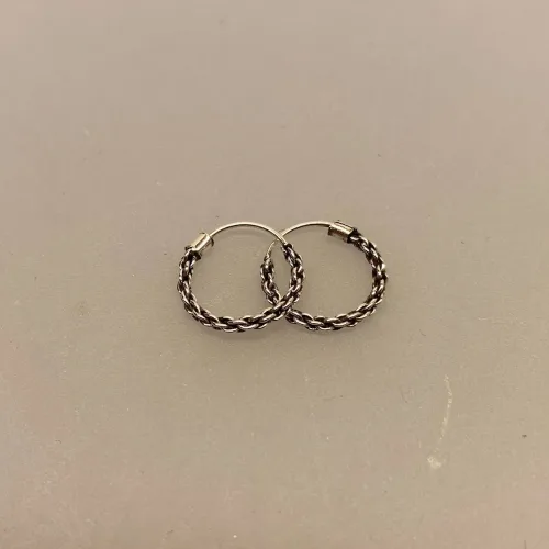 Creoler i sølv Ø 12 mm Kædemønster, Creoler i sølv Ø 12 mm Kædemønster, kæde, flettet, flettede, fletmønster, chain, ankermønster, ankerkæde, facet, Anker Facet, hoops, oxiderede, mørke, rhodinerede, creoler, creol, runde øreringe, runde ringe, specielle, moderne, sølv øreringe, sølv ringe, ægte sølv, sterling sølv, holdbare, billige, boho, bali, inn, cool, stacking, look, hippie, Biti, Ribe, danske brands, dansk design, Maanesten, Stine A, Susanne Friis Bjørner, Enamel,