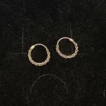 Creoler i sølv Ø 12 mm Kædemønster, Creoler i sølv Ø 12 mm Kædemønster, kæde, flettet, flettede, fletmønster, chain, ankermønster, ankerkæde, facet, Anker Facet, hoops, oxiderede, mørke, rhodinerede, creoler, creol, runde øreringe, runde ringe, specielle, moderne, sølv øreringe, sølv ringe, ægte sølv, sterling sølv, holdbare, billige, boho, bali, inn, cool, stacking, look, hippie, Biti, Ribe, danske brands, dansk design, Maanesten, Stine A, Susanne Friis Bjørner, Enamel,